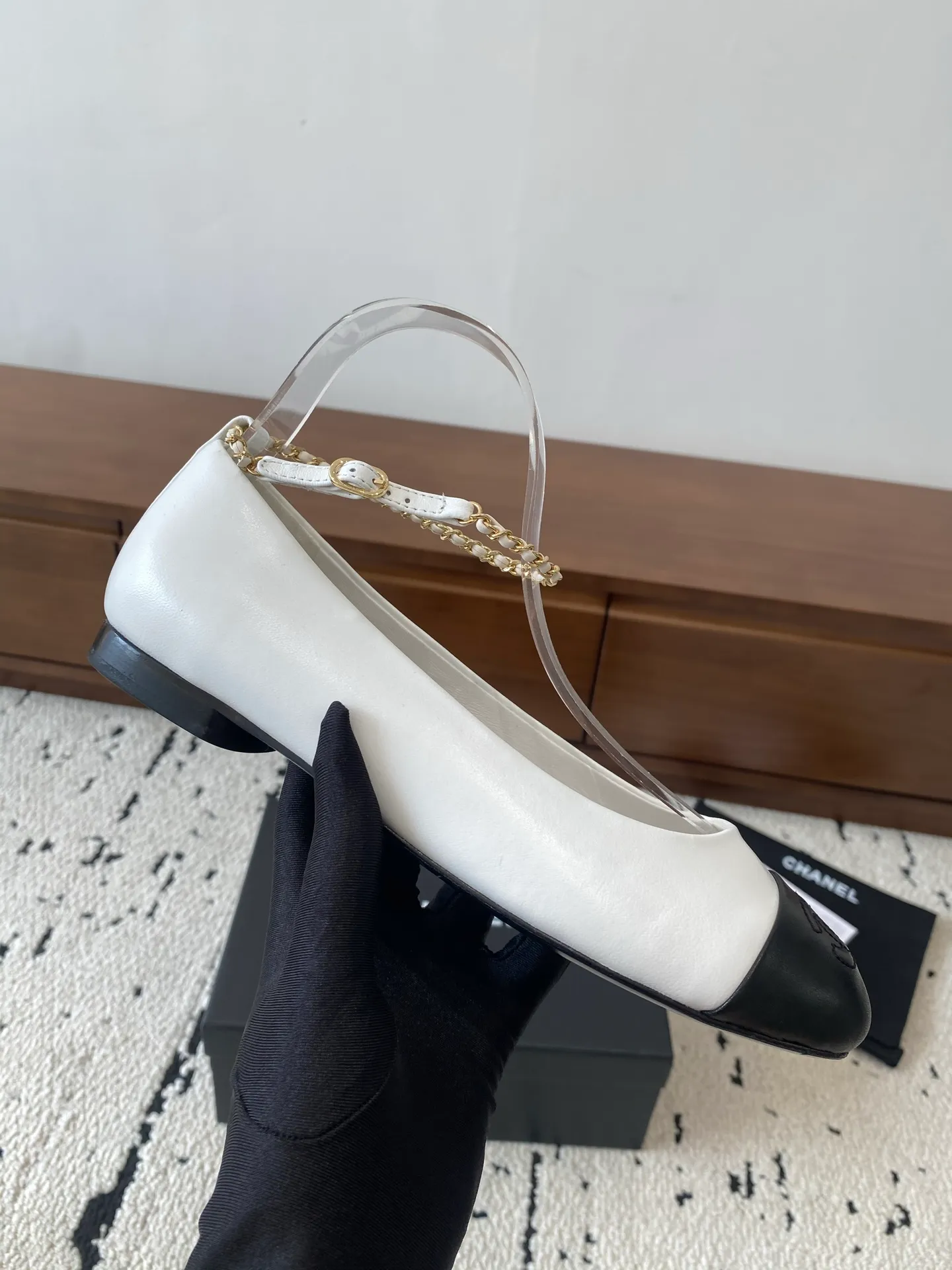 👟👟Ex-factory price 580👟👟 🍀CHANEL2025 new autumn and winter model, Mary Jane leather Chanel Xiaoxiang C home flat classic metal chain shoes Comfortable Mary Jane shoes Catwalk advanced ready-to-wear customization, simple yet sweet and playful Solid color fabric is refreshing and easy to wear Buckle design shoes are more heeling Upper: Customized sheepskin Inner foot pad: sheepskin Sole: Italian leather sole Size: 35-40 (40 customization is non-refundable) 👉 👉 Buy now👉 Buy now👉